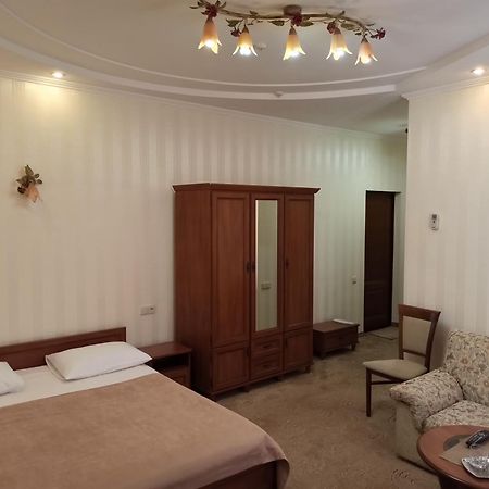 Hotel Status Vinnytsia Bagian luar foto