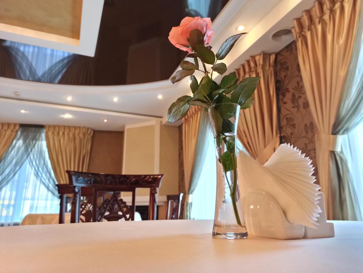 Hotel Status Vinnytsia Bagian luar foto