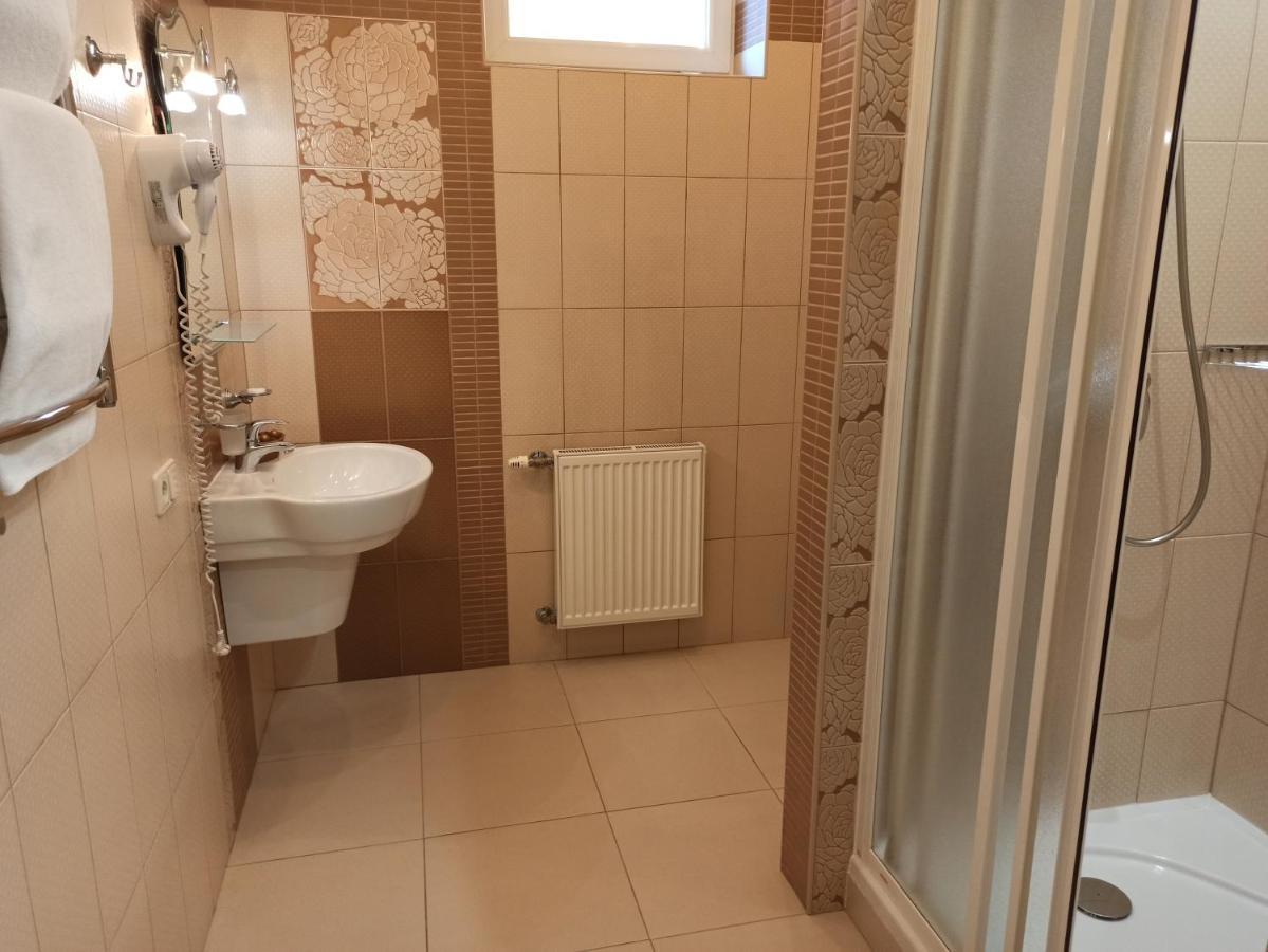 Hotel Status Vinnytsia Bagian luar foto