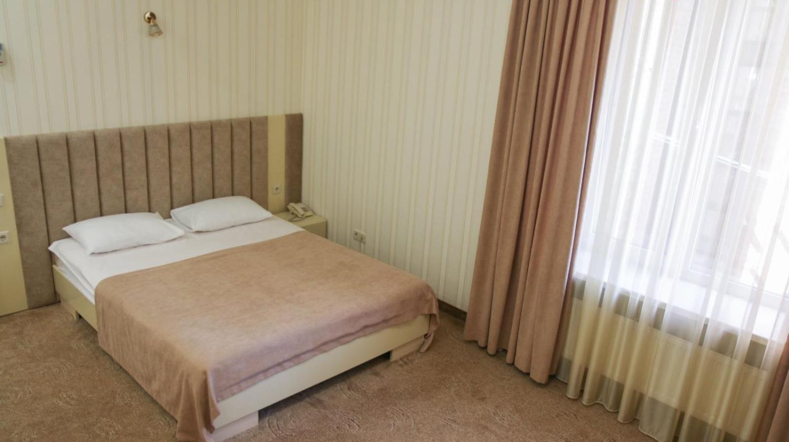 Hotel Status Vinnytsia Bagian luar foto